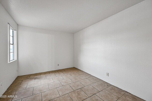 Building Photo - 725 E Vogel Ave