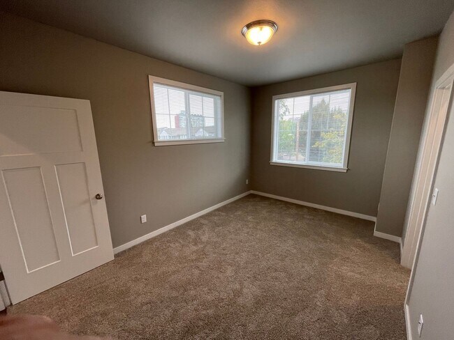 Building Photo - NEW 4 Bedroom / 4.5 Bath Duplex. A/C in every bedroom