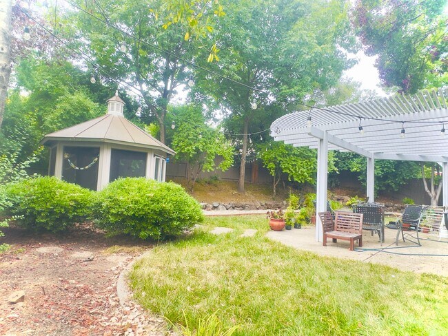 Building Photo - Gorgeous Serrano home in gated community c...
