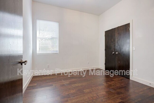 Building Photo - 727 NE 5th St