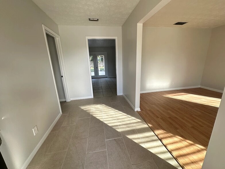 Building Photo - 3135 Sabal Palm Dr