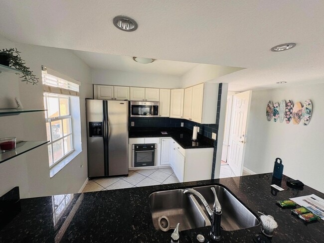 Building Photo - 1060 Lake Shore Dr