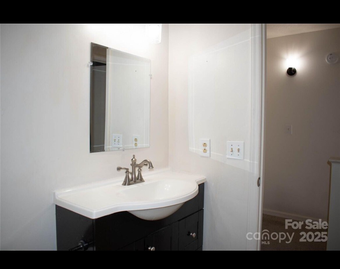 Building Photo - 1300 Larchmont Pl