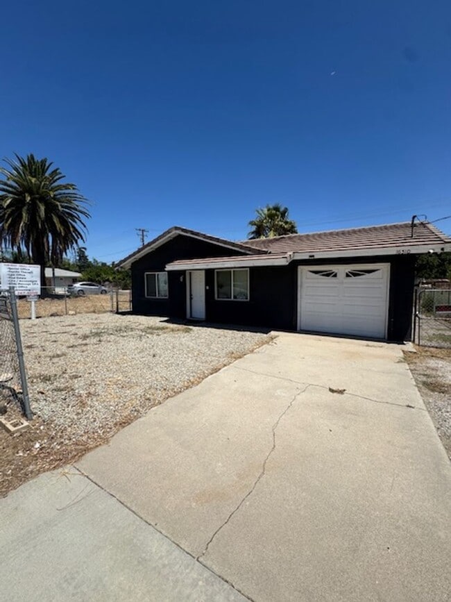 Building Photo - 2 Bedroom 1 Bath in the Best Location in L...