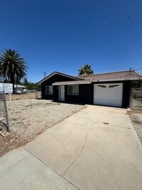 Building Photo - 2 Bedroom 1 Bath in the Best Location in L...
