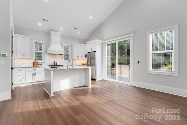 Building Photo - 805 Naples Dr