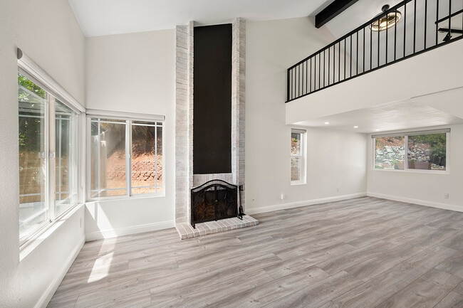 Building Photo - 10518 Pine Grove St