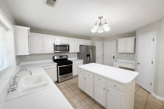 Building Photo - Spacious Home with Open Layout in Prime Johns Creek Location