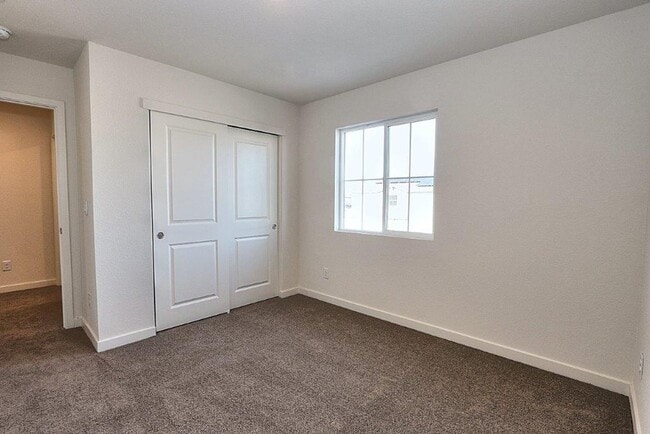 Building Photo - Beautiful Lincoln Home Available in May!