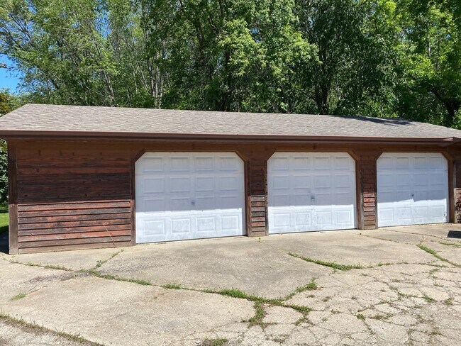 Building Photo - 5165 Cheney Dr