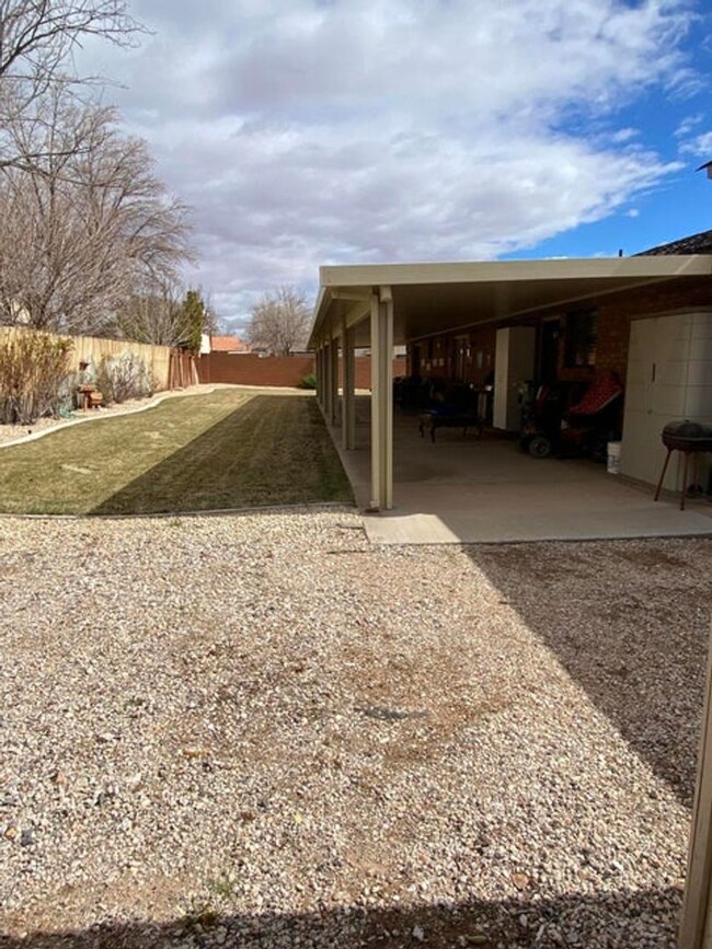 Building Photo - 3 bedroom, 2 bathroom, 2 car garage