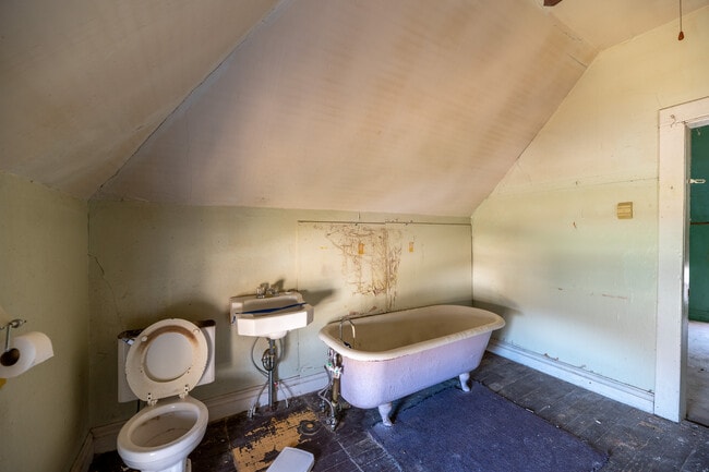 Building Photo - 1827 Gilbert St