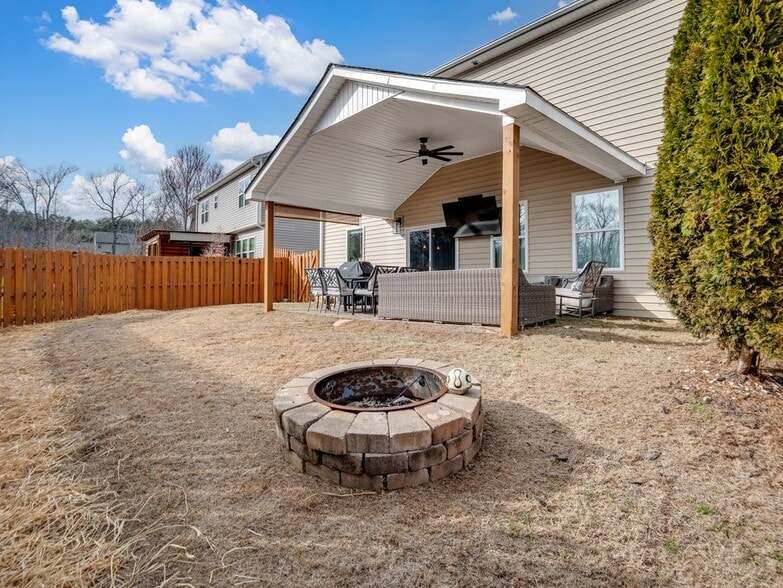 Building Photo - 6179 Kilchurn Dr