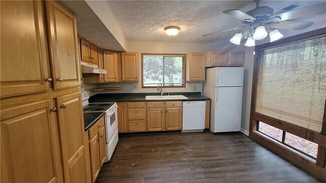 Building Photo - 4621 Kings Crossing Dr NE