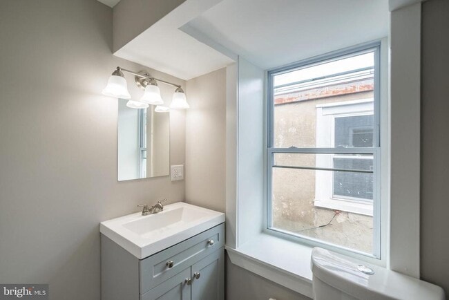 Building Photo - 2825 W Girard Ave