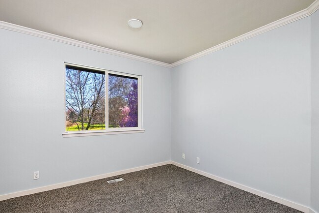 Building Photo - Parkside Paradise: Spacious 5-Bed Luxury in Hobble Creek