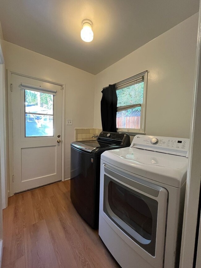 Building Photo - S of the Blvd 2+1.5 w/backyard, bonus spac...