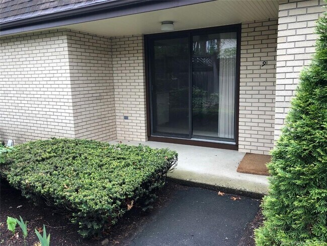 Building Photo - 6 Bouton St E