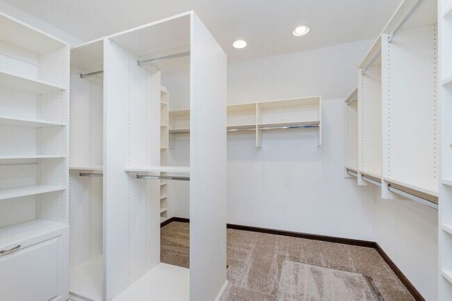 Building Photo - Large Executive Home in Carmel Schools