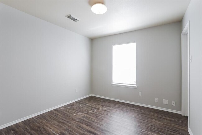 Building Photo - 7934 Tawny Bluff Ct