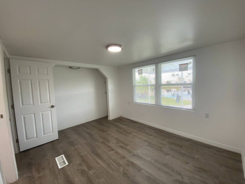 Building Photo - 12 Shoreland Dr