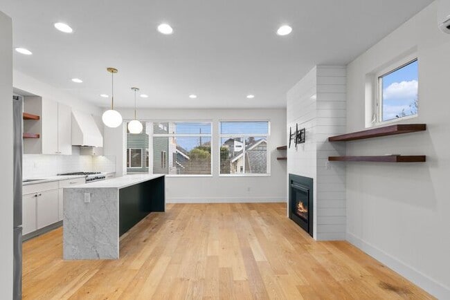Building Photo - Stunning Modern Air-Conditioned Townhome in Coveted Whittier Heights