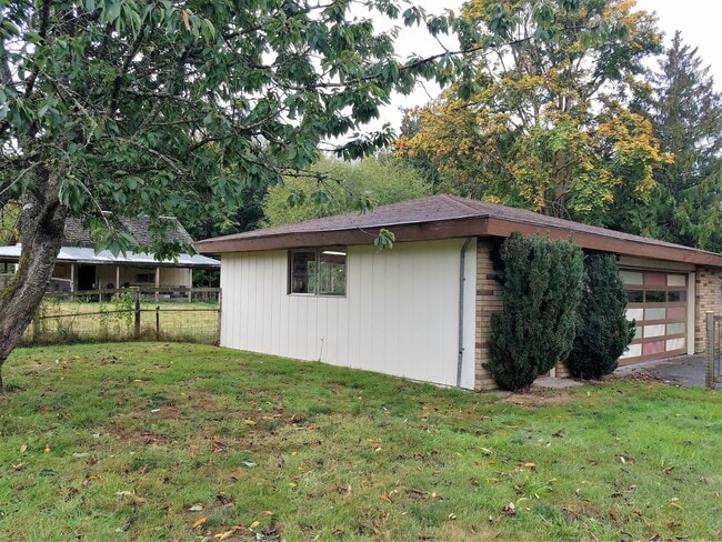 Building Photo - Classic Mid-Century Modern Rambler In Port...
