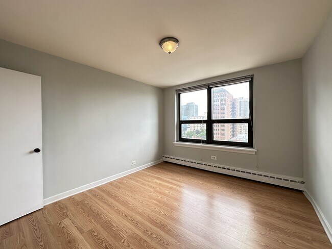 Building Photo - 450 W Wellington Ave