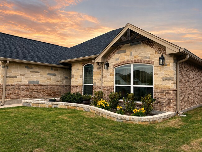 Building Photo - AVAILABLE FOR MOVE-IN WITH A 2-WEEK NOTICE