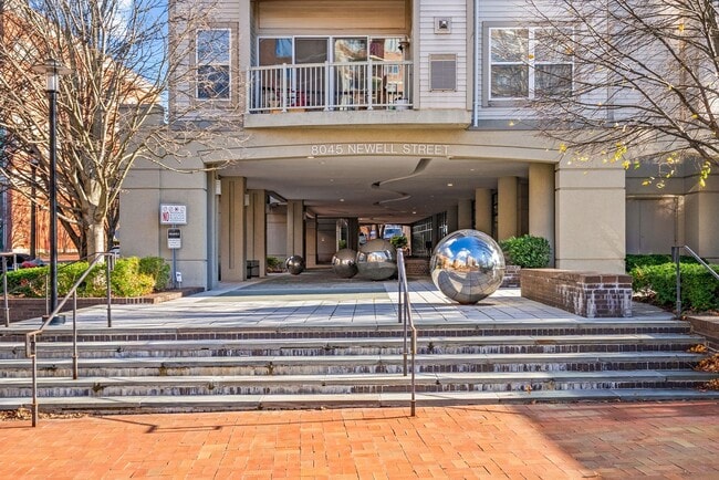 Building Photo - 1 Bed and Den 1 Bath - Silver Spring Condo - Garage Parking Space