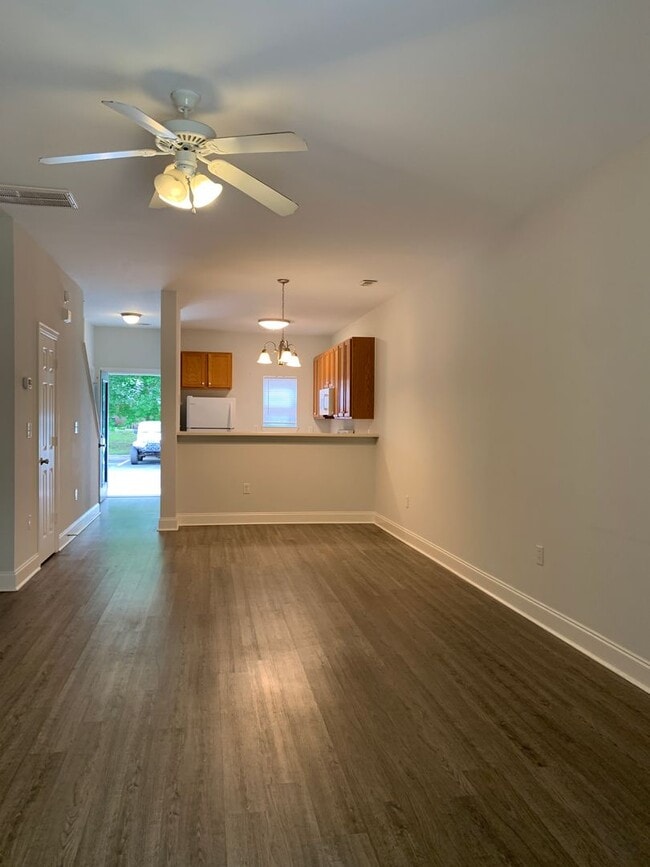 Building Photo - 2 Bedroom 1.5 Bath Townhome in Pleasant Gr...
