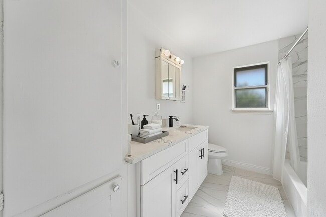 Building Photo - 9711 Bertwood St