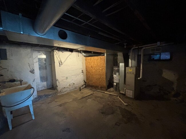 Building Photo - Updated flooring, finished basement, and great outdoor space in a walkable Swissvale location