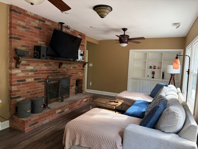 Family Room - 7413 Skyline Dr