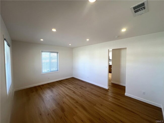 Building Photo - 8122 Belford Ave