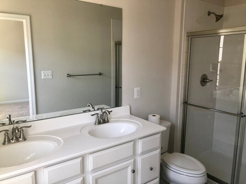 Master bathroom - 1021 Rutland Ave