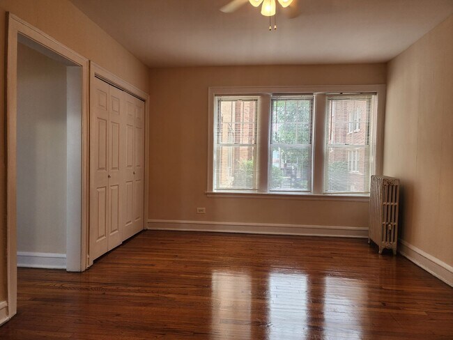 Building Photo - Spacious Belmont-Cragin One Bed/One Bath - Cats welcome! **Income Guidelines Apply**