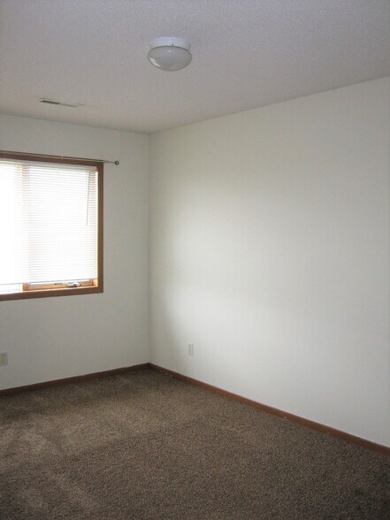 Building Photo - 626 W 8th St