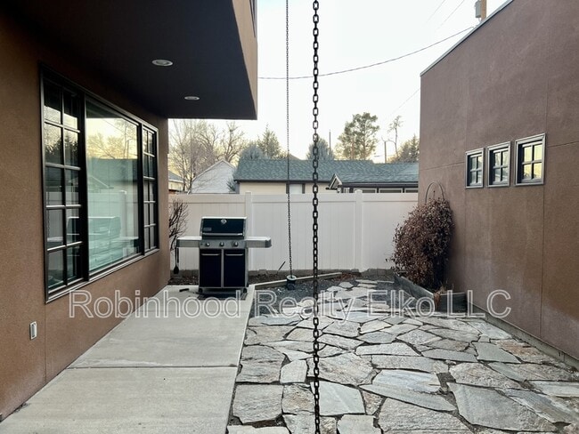 Building Photo - 753 Oak St