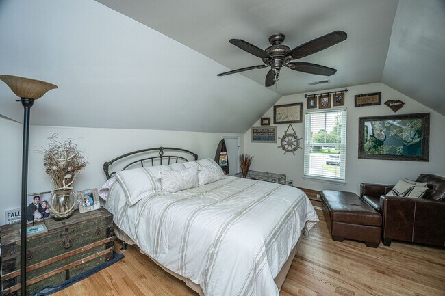 Building Photo - Gorgeous 4 BR/2BA Marshfront Home With Cre...