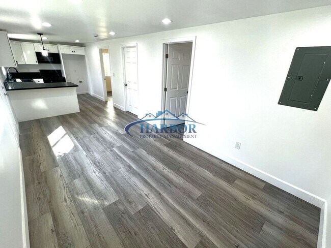 Building Photo - 2332 Cedar Ave