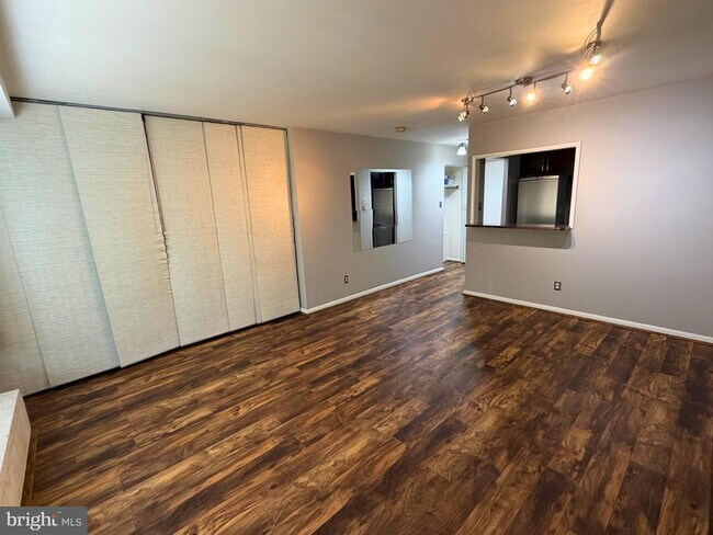 Building Photo - 6001 Arlington Blvd