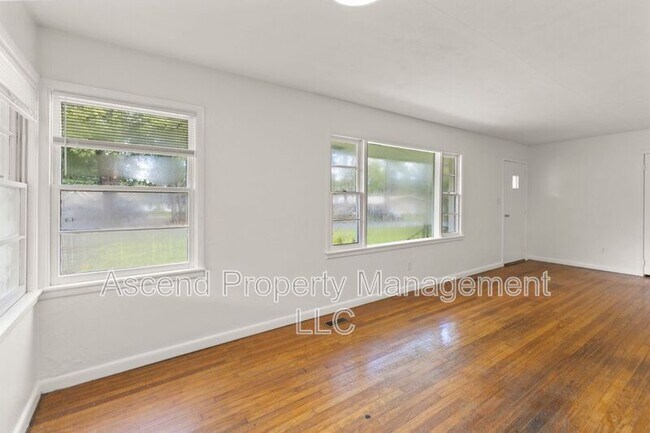 Building Photo - 5018 Golfview Dr