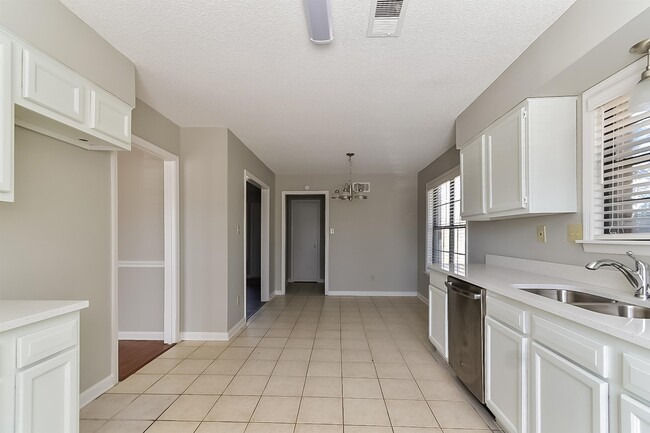 Building Photo - 4109 Kingscrest Cove