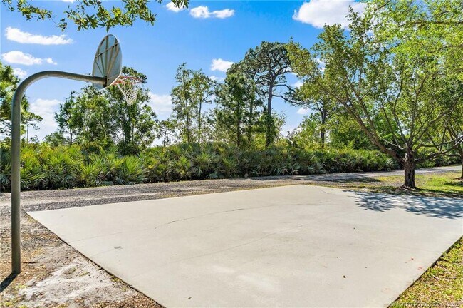 Building Photo - 728 NW Waterlily Pl