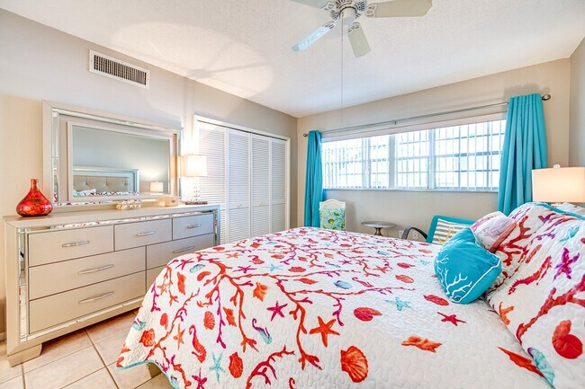 Building Photo - 745 W Country Club Dr