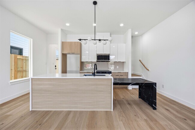 Building Photo - 9106 Coffee St