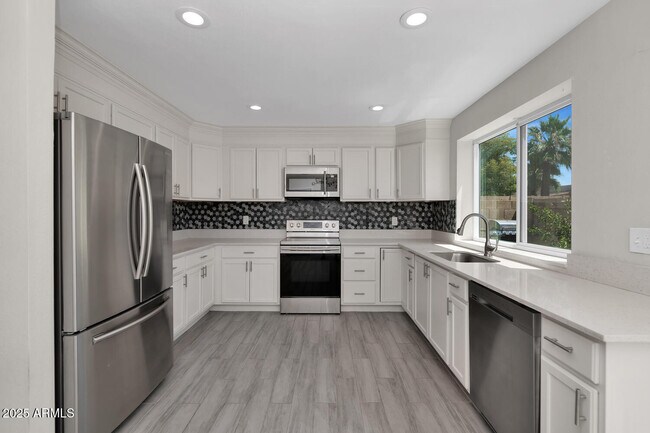 Building Photo - 6614 E Kelton Ln