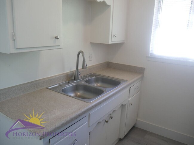 Building Photo - Cozy 1 Bed 1 Bath 700sqft Fourplex in North Sacramento
