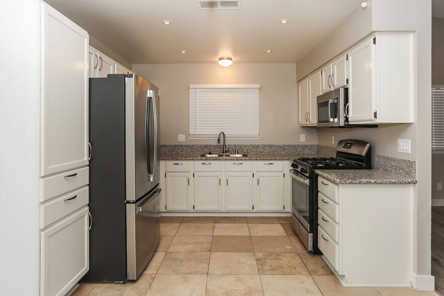 Building Photo - 5221 Shady Grove Ln